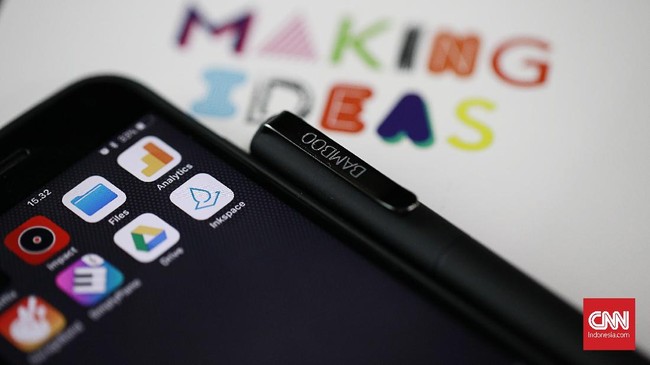 Tablet besutan Wacom ini bisa mengubah tulisan atau sketsa di kertas jadi format digital, hasil goresan pun bisa diedit di software grafis atau dokumen.