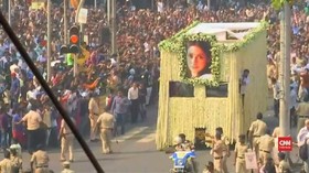 VIDEO: Keluarga dan Fan Iringi Sridevi Menuju Kremasi