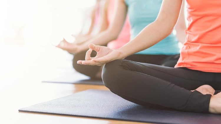 Yoga memang nggak boleh asal-asalan. Perlu instruktur berpengalaman agar nggak berakibat fatal.