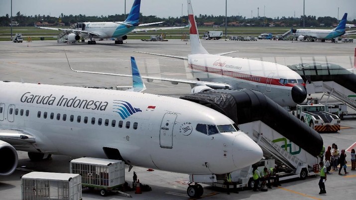 FILE PHOTO: Garuda Indonesia planes are seen on the tarmac of Terminal 3, Soekarno-Hatta International Airport near Jakarta, Indonesia April 28, 2017. REUTERS/Darren Whiteside