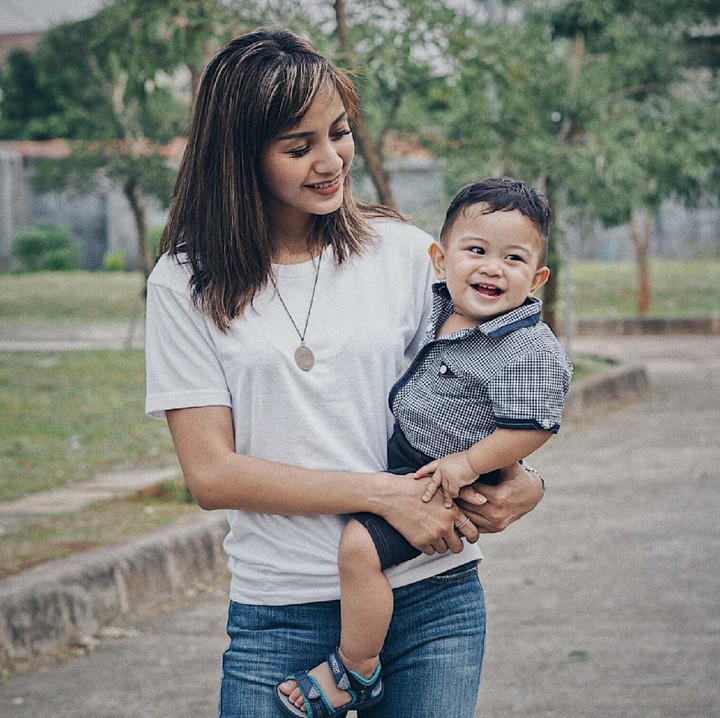 <p>Bahagia itu saat melihat anak kita tersenyum senang. (Foto: Instagram/kiranalarasati)</p>