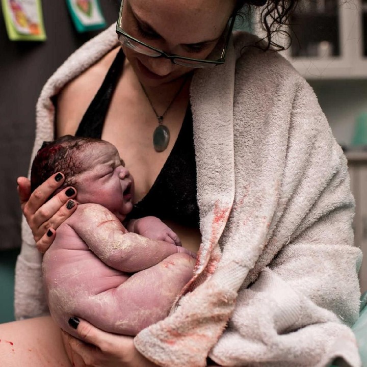 <p>Ketika Simon lahir, Natalie segera keluar dari birth pool.</p>