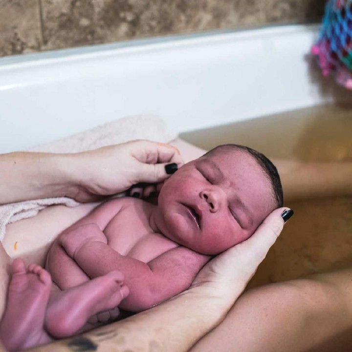 <p>Badan Simon yang bersimbah darah kala itu segera dibasuh oleh sang ibu di bath tub.</p>