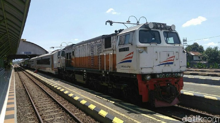Berencana traveling dengan si kecil naik kereta Bun? Yuk, simak tips nyamannya.
