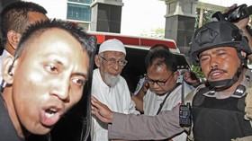 Dikawal Empat Mobil Polisi, Ba'asyir Tiba di RSCM