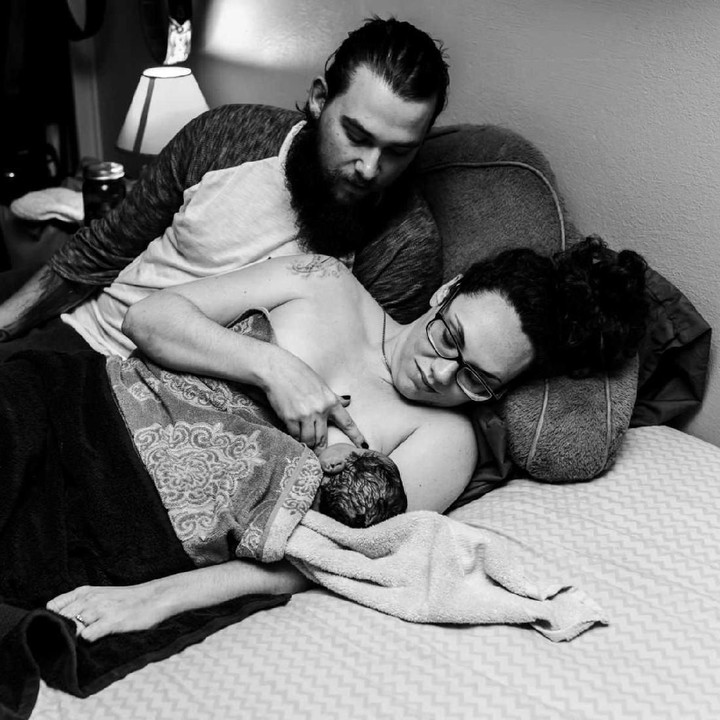 <p>Setelah Simon lahir, Natalie langsung membawa jagoan kecilnya itu ke tempat tidur dan menyusuinya.</p>