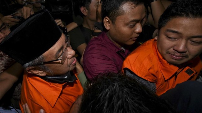 Setelah ditetapkan sebagai tersangka, Wali Kota Kendari Adriatma Dwi Putra dan ayahnya, Asrun ditahan KPK atas dugaan menerima suap Rp2,8 miliar dari pengusaha.
