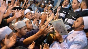 FOTO: Para Pencari Tuhan di Malam Minggu