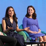 Perbedaan Gaya Fashion Kate Middleton dan Meghan Markle Saat Sedang Hamil