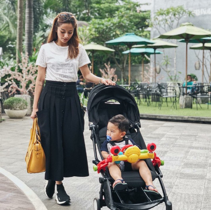 <p>Wah mau jalan-jalan ke mana nih Kyo dan Bunda Kirana? (Foto: Instagram/kiranalarasati)</p>