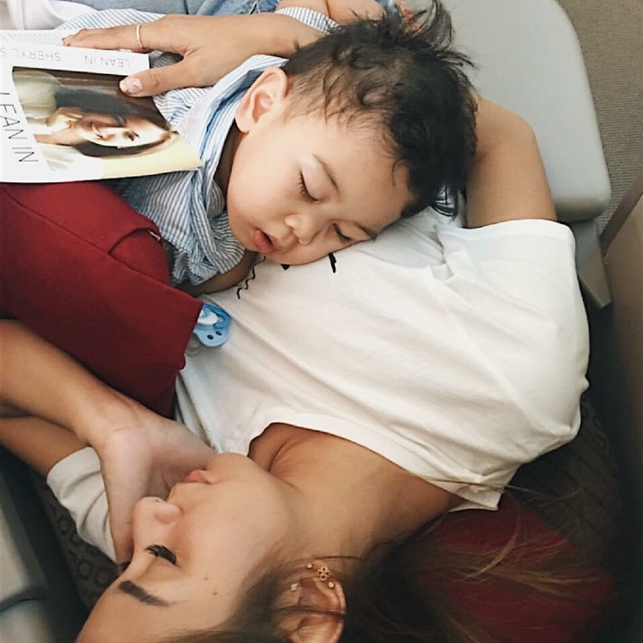 <p>Kyo pules banget dipelukan bundanya. (Foto: Instagram/kiranalarasati)</p>