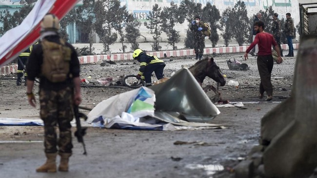 Ledakan bom bunuh diri dengan mobil mengguncang Kota Kabul, satu tewas, sembilan luka-luka dan seekor kuda menjadi korban, Jumat pagi (2/3).