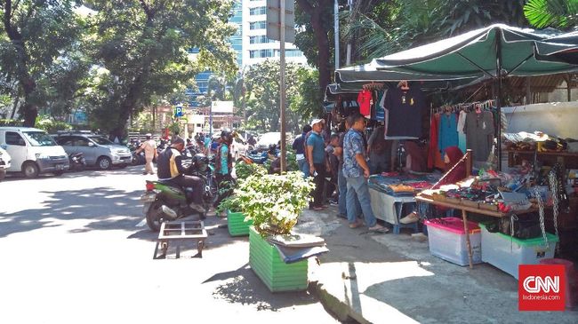 DKI Bakal Akomodasi PKL Biar Tak Rampas Hak Pejalan Kaki Pemprov DKI tengah merumuskan konsep untuk mengakomodasi PKL agar kehadiran mereka tak menganggu atau merampas hak pejalan kaki di atas trotoar.