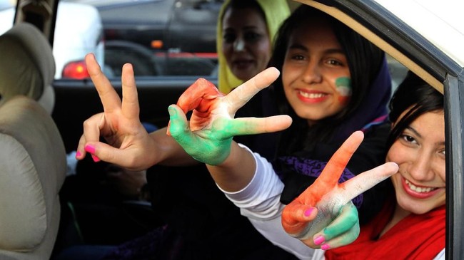 Sekelompok perempuan penggemar sepak bola di Iran menyamar menjadi pria agar dapat menyusup masuk stadion olah raga.