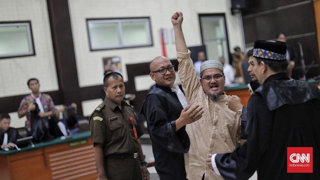 Dihadapan ratusan pendukungnya di PN Jakarta Timur, Jonru meneriakkan takbir setelah divonis 1,5 tahun penjara. Ia menyatakan pikir-pikir atas vonis tersebut.