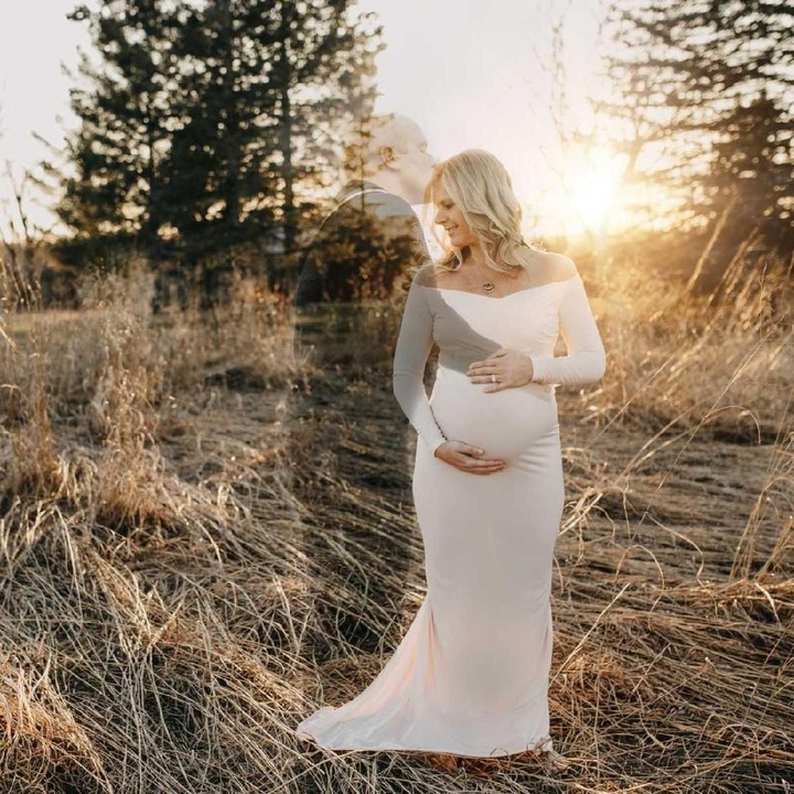 <p>Amie sang fotografer, berhasil memanipulasi fotonya sehingga Ryan tampak satu frame dengan Cassie serta si kecil yang masih berada dalam kandungan. (Foto: Amie Aikers Photography)</p>