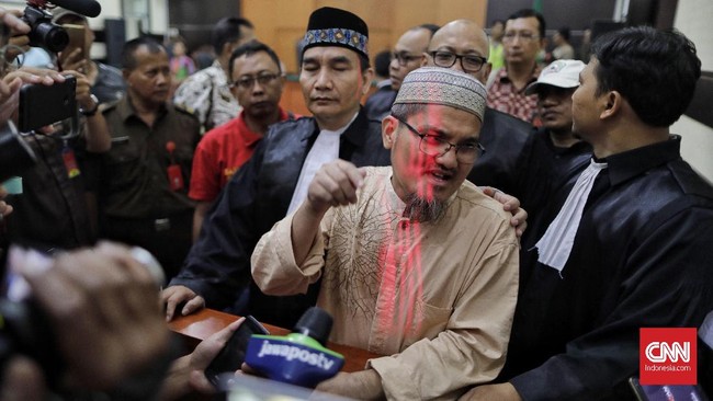 Jonru menilai vonis 1,5 tahun yang dijatuhkan majelis hakim tidak adil. Meski begitu ia menyatakan pikir-pikir pada putusan tersebut.