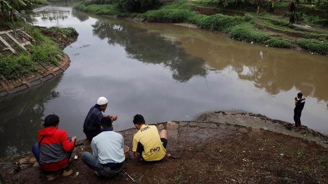 Sungai Citarum tak dibahas oleh empat pasangan calon dalam debat perdana Pilgub Jabar kemarin. Padahal sungai tersebut menjadi krisis lingkungan utama di Jabar.
