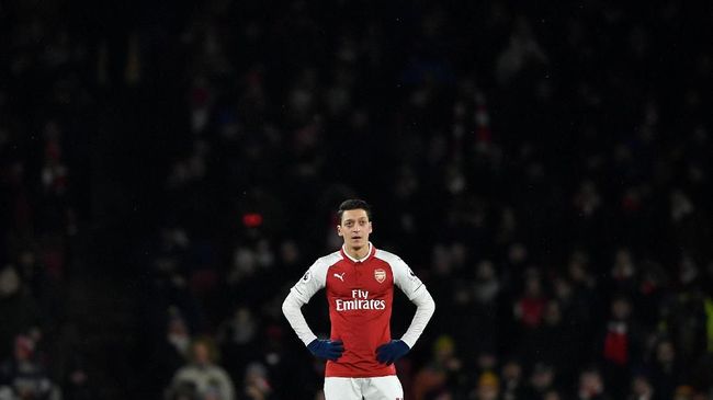 Menebak Pikiran Emery Soal Oezil Jelang Arsenal vs Chelsea Arsenal dalam kondisi terpuruk jelang laga lawan Chelsea di Liga Inggris. Keberadaan Mesut Oezil dinantikan di laga ini.