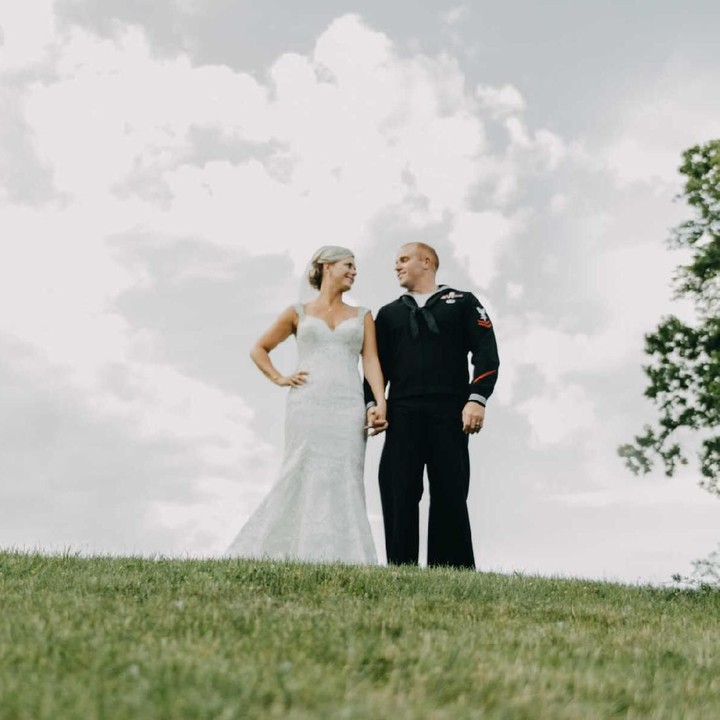 <p>Pasangan Cassie Coaster dan Ryan Lohrey asal North Carolina mengikat janji suci mereka pada bulan Juni 2017. (Foto: Amie Aikers Photography)</p>