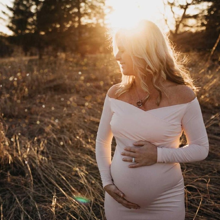 <p>Sebulan setelah Ryan meninggal, Cassie baru tahu dirinya sedang hamil. Ia kemudian merencanakan maternity photoshoot. (Foto: Amie Aikers Photography)</p>