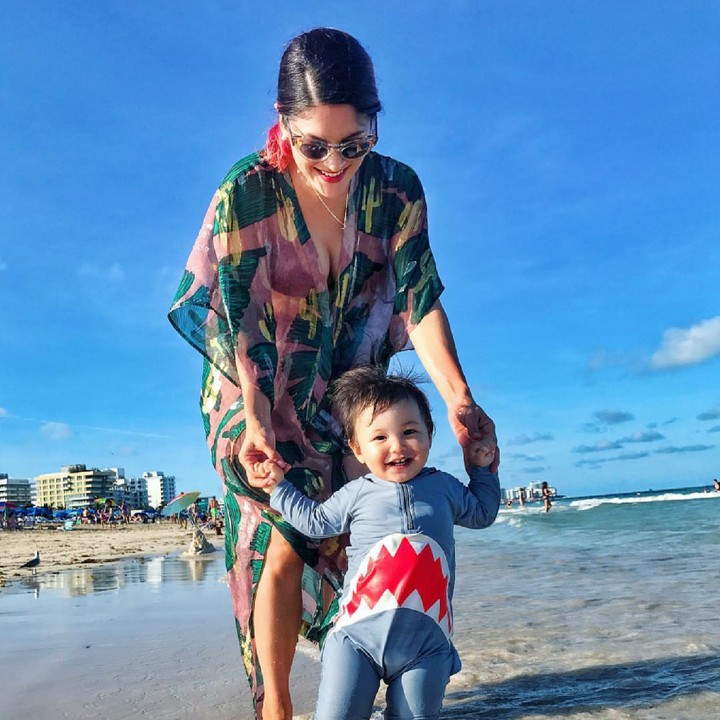 <p>Wah si kecil pakai baju renang hiu, makin imut deh! (Foto: Instagram/urbanwit)</p>