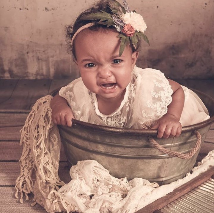 <p>Sedang sesi foto tapi si kecil marah, huft gagal deh. (Foto: Instagram @storytimeinc)</p>