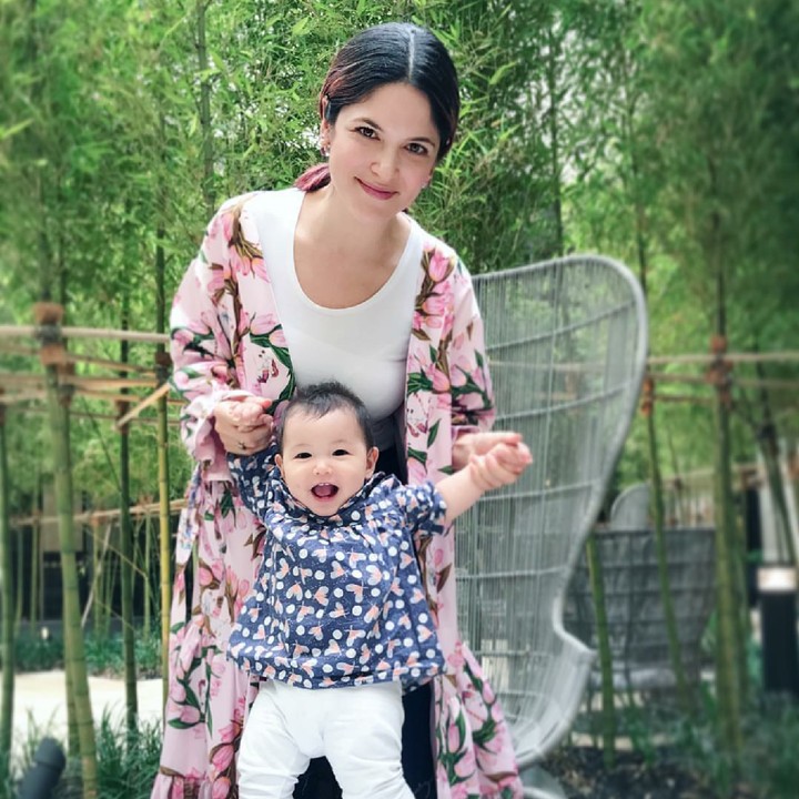<p>Anak happy, bunda juga ikut happy. (Foto: Instagram/urbanwit)</p>