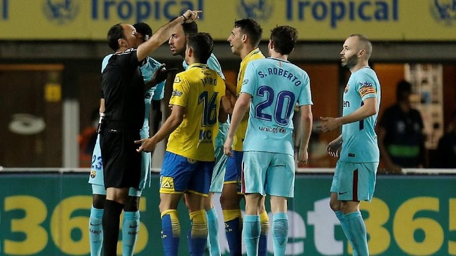 Barcelona akhirnya mendapat hukuman penalti di La Liga setelah dua tahun mereka tak pernah terkena hukuman tersebut.