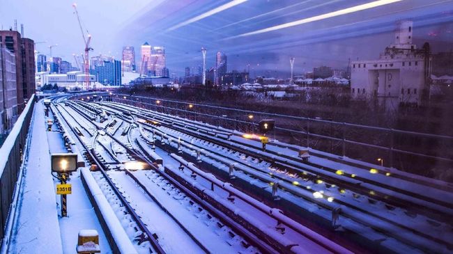 Russian Railways mengatakan hal tersebut dilakukan untuk memudahkan penumpang kereta yang tak terbiasa dengan hitungan waktu Moskow.