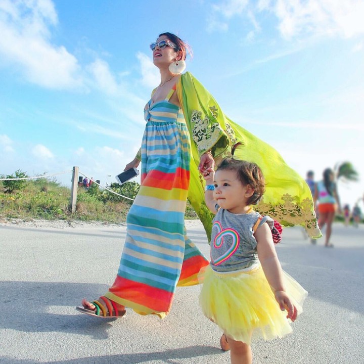 <p>Pakai baju colorful dengan latar belakang langit biru, ibu dan anak makin tampak cantik. (Foto: Instagram/urbanwit)</p>