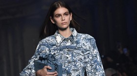 FOTO: 8 Aksi Kaia Gerber dari Chanel hingga Saint Laurent
