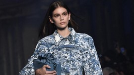 FOTO: 8 Aksi Kaia Gerber dari Chanel hingga Saint Laurent