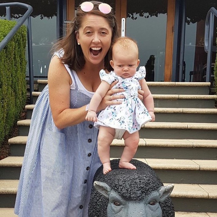 <p>Bundanya happy tapi kok si kecil nggak? Ada apa ya? Hi-hi-hi. (Foto: Instagram @lourosr)</p>