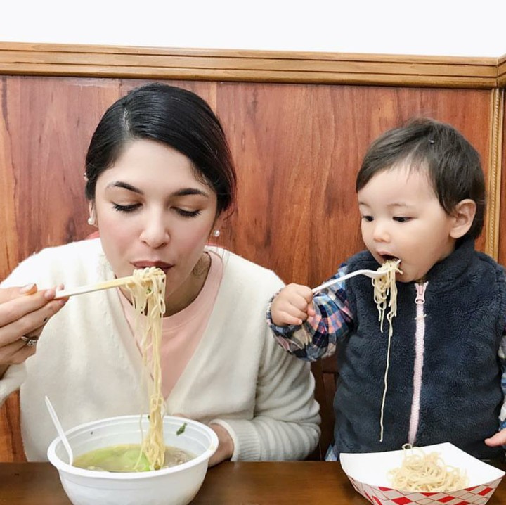 <p>Makan mi dulu ya, siapa yang bakal habis duluan? (Foto: Instagram/urbanwit)</p>