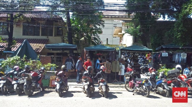 Anies Baswedan menilai PKL yang dilarang berjualan di trotoar karena putusan MA tak adil dibandingkan dengan gedung yang bisa sedot air tanah di Jakarta.