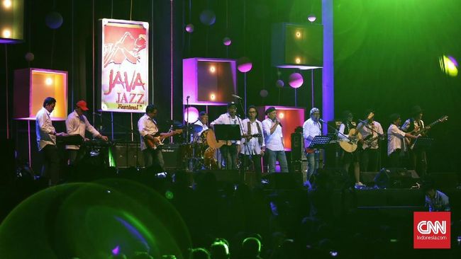 Di tengah kesibukan, enam menteri kabinet Joko Widodo tampil di Java Jazz Festival. Menggunakan nama Elek Yo Band, mereka menghibur penonton dengan empat lagu.