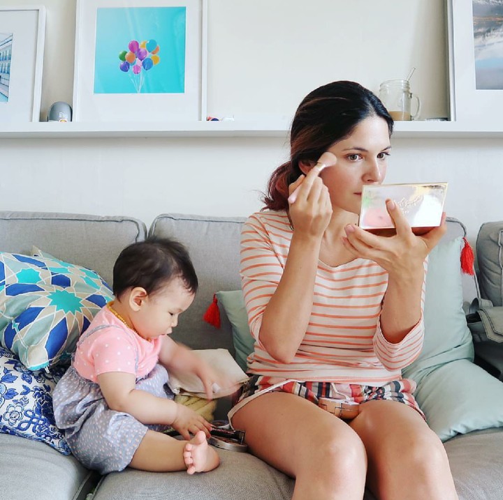 <p>Saat bundanya make-up, si kecil juga nggak mau kalah kece. (Foto: Instagram/urbanwit)</p>