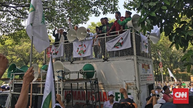 Aksi Alumni 212, termasuk FPI, membela PBB, di depan Kantor KPU, disebut sebagai balas budi politik dan sikap partisan.