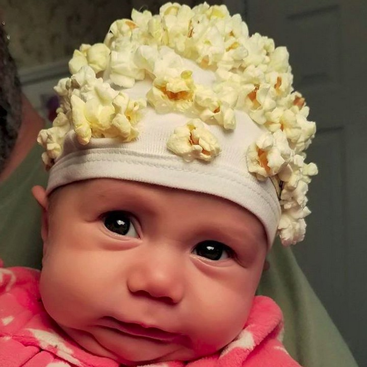 <p>Pakai topi popcorn kayak gini aja udah bikin si kecil nggemesin. (Foto: Instagram/ @sheltiegurl)</p>