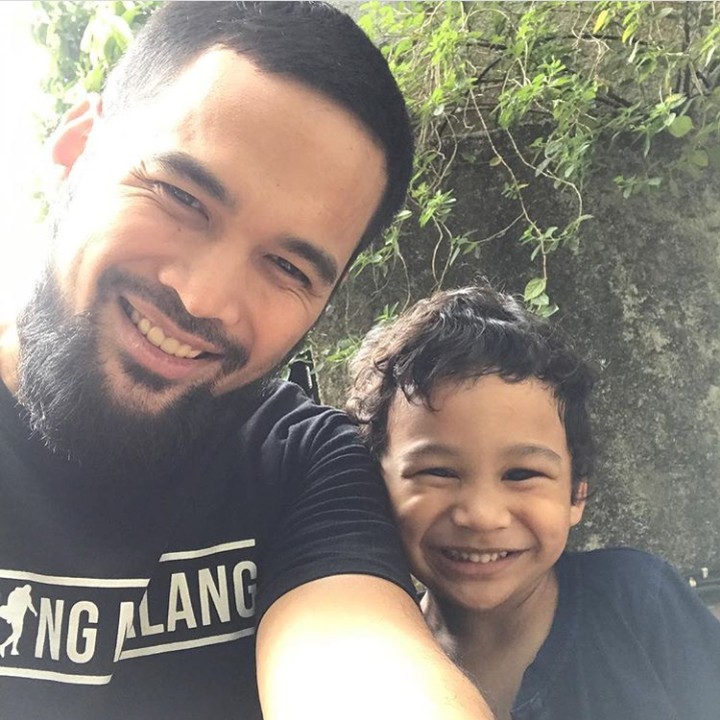 <p>Foto bareng dengan si sulung, Adam. Mirip kan, Bun? (Foto: Instagram @teukuwisnu)</p>