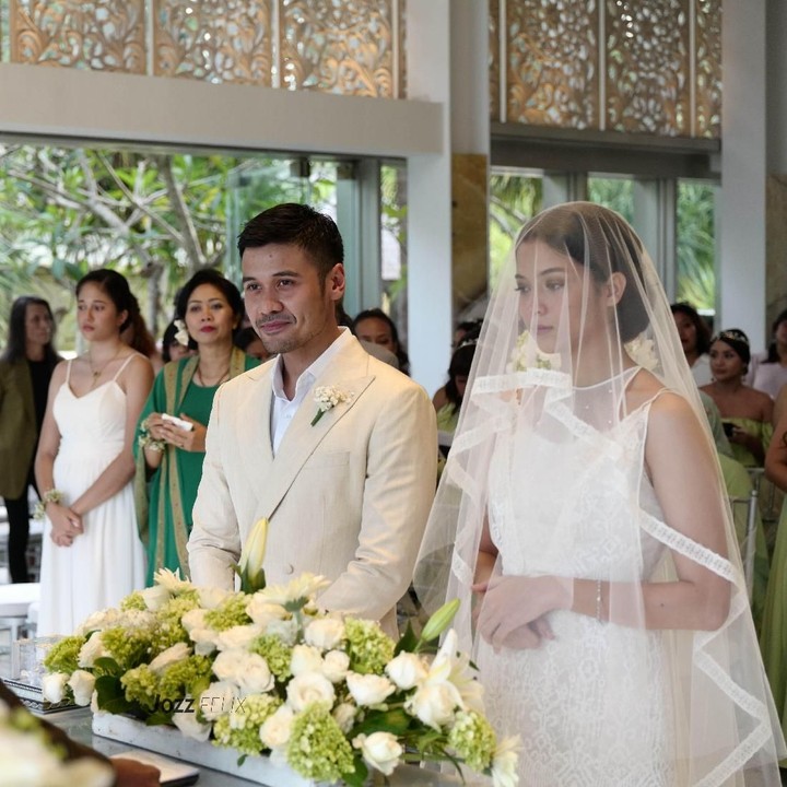 <p>Chicco Jerikho dan Putri Marino melangsungkan pernikahannya secara diam-diam di Bali pada Maret 2018. Mereka hanya mengundang kerabat dan para sahabat dekat. (Foto: Jozz Felix Photography via Instagram @chicco.jerikho) </p>