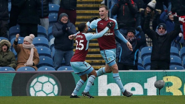 Sempat tertinggal 0-1 di babak kedua, Burnley mampu mengalahkan tim tamu Everton 2-1 pada laga ke-29 Liga Primer Inggris 2017/2018.