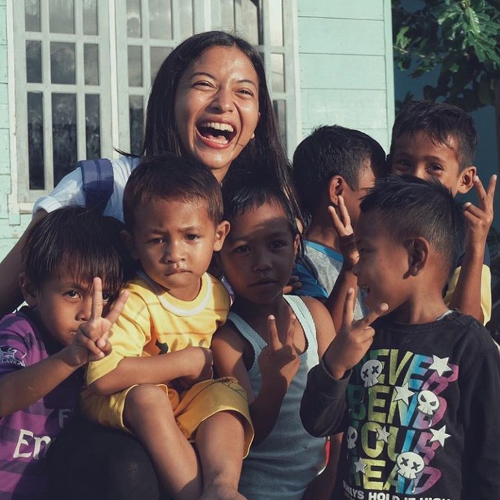 Dalam beberapa postingannya di Instagram, tampak Putri Marino berfoto bersama anak-anak. (Foto: Instagram @putimarino)