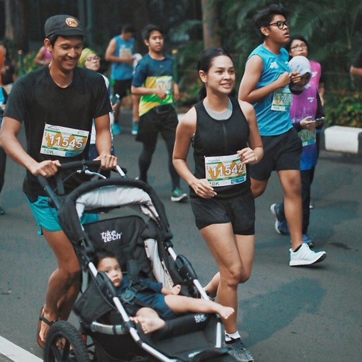 <p>Karena Kawa masih kecil, ibu dulu yang lari ya, Nak. (Foto: Instagram @andienasiyah)</p>