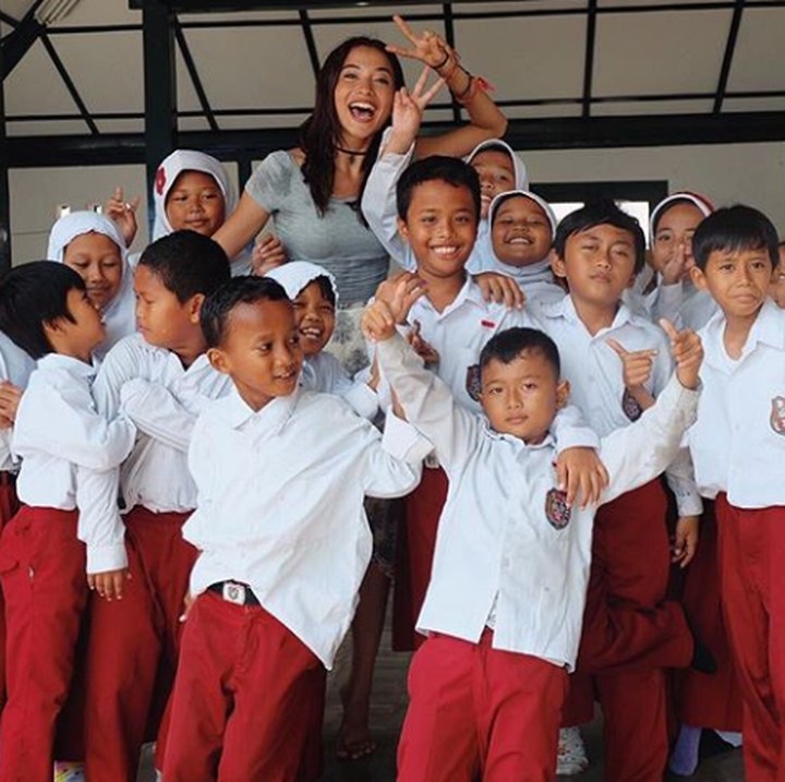 Bagi Putri selalu menyenangkan bertemu anak-anak dengan kepolosan, keceriaan, dan keramahannya. (Foto: Instagram @putrimarino)