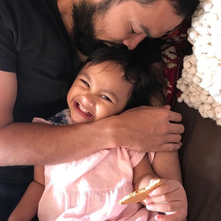 <p>Nemenin si kecil Hawwa tidur, tapi saat ayahnya ketiduran, anaknya masih pengen main, hi-hi. (Foto: Instagram @shireensungkar)</p>