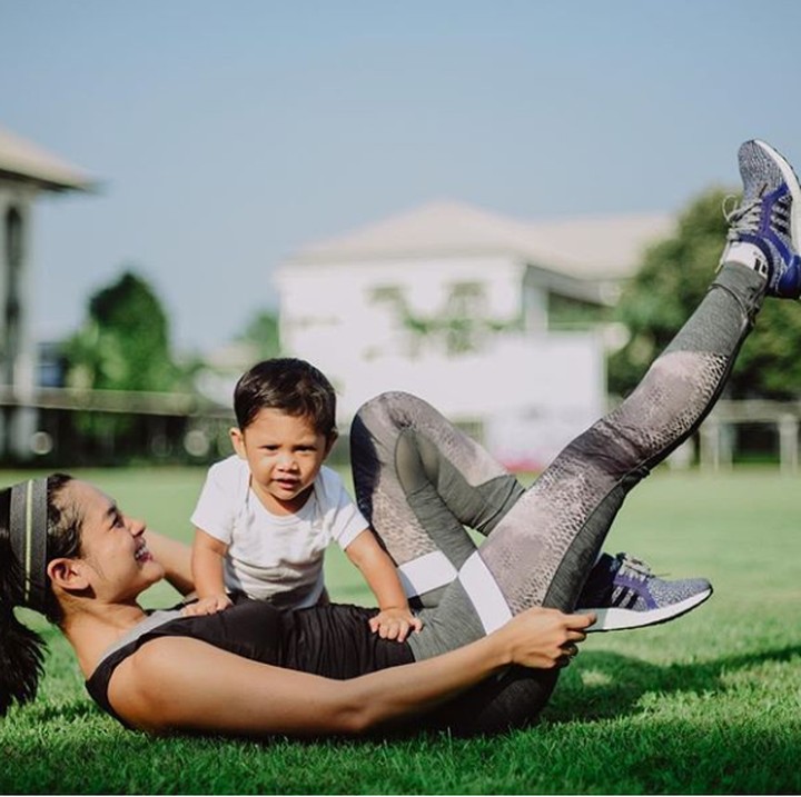 <p>Ini kayaknya Kawa lagi jadi instruktur buat ibunya, hi-hi. (Foto: Instagram @andienaisyah)</p>
