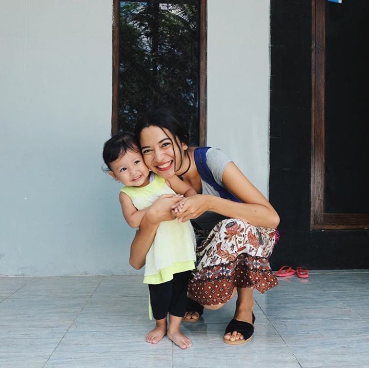 Sisi keibuan Putri terlihat sekali dalam foto ini ya, Bun. Seperti ibu dan putri kecilnya. (Foto: Instagram @putrimarino)