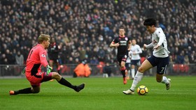 Son Heung-Min Cemerlang, Tottenham Kalahkan Huddersfield 2-0